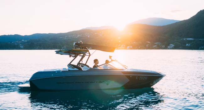 boating in queensland fast boat